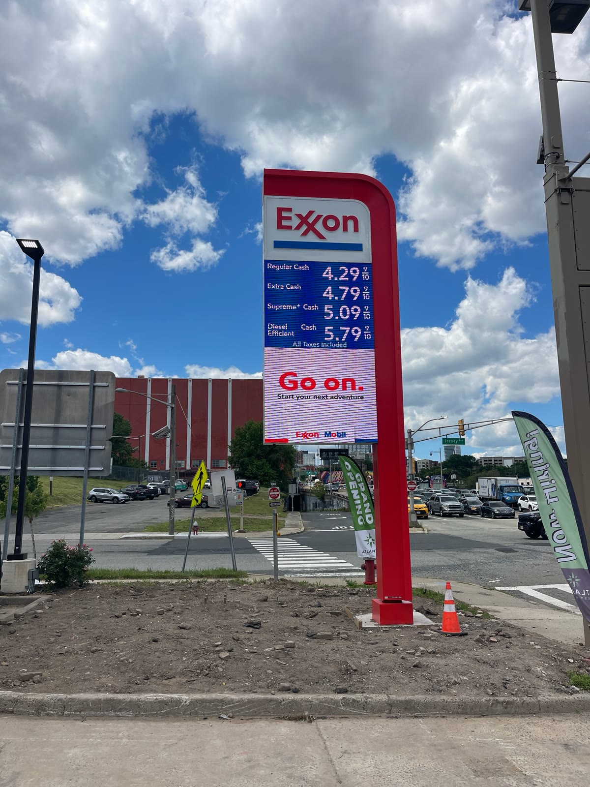 Pantalla LED CloudSync DMZ en gasolinera — vista frontal diurna