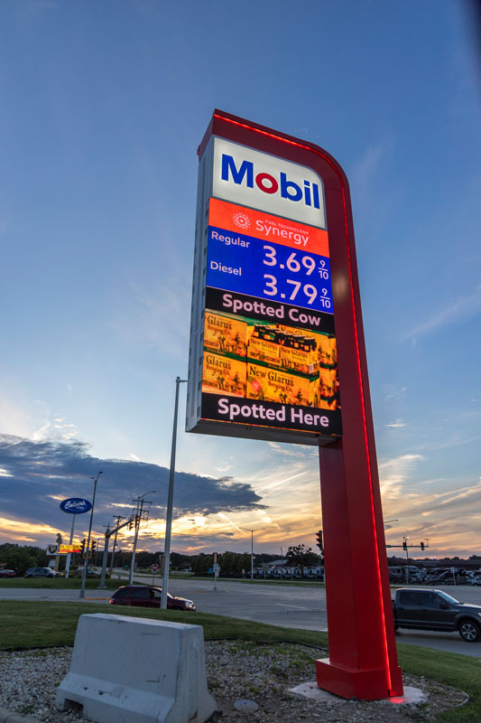 Pantalla digital DMZ instalada en estación de combustible